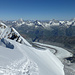 Der weitere Gratverlauf zur Sella del Liskamm und zum W-Gipfel. Über dem Gornergletscher am Horizont die Gipfelparade von Matterhorn, Dent Blanche, Obergabelhorn, Zinalrothorn und Weisshorn