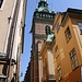Die Tyska kyrka (Deutsche Kirche) in Stockholms Altstadt (Gamla stan). Die lutheranische Kirche wurde im 14.Jahrhundert gebaut, im 16. Jahrhundert umgebaut und erhielt ihr heutiges Aussehen im 17.Jahrhundert. Der Tum wurde nach einem Brand 1879 erneuert und ist das höchste Gebäude der Altstadt.