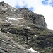 Blick beim Abstieg auf den Klettersteig (Leiter in Bildmitte am Grat)