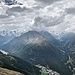 Der Piz Chalchagn kriegt einen Sonnenstrahl ab. Düster dahinter die ganze Bernina-Prominenz. Unten: Pontresina.