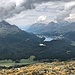 Ein Blick ins Oberengadin. St. Moritzersee, Champfèrersee und Silvaplanersee sind aufgereiht. In der Bildmitte: St. Moritz.