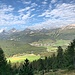 Im Aufstieg zur Tegia Muragl eröffnen sich die ersten Aussichten. Im Tal Celerina. Links von einer Wolke verdeckt der Piz Albana, gleich daneben der Platzhirsch Piz Güglia/Piz Julier. Rechts ganz hell der Piz Padella.