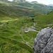 Blick vom Älpliriegel hinunter zur Aroser Alp und Schwellisee
