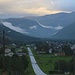 Die letzte Siedlung und Ende der Asphaltstrasse war der Weiler Kåfjorddalen. Der Weiler ist gleichnamig mit dem gletschergeformten U-Tal.