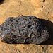 An den Südhängen des Haltitunturi trafen wir auf viele verschiedene Gesteinsarten. Besonders sie schwarzen Einschlüsse waren spannend und glänzten im Sonnenlicht. Ich habe ein Exemplar mitgenommen und mein Kollege untersucht das Gestein zur Zeit im Speziallabor.