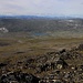 Ridnitšohkka / Ritničohkka (1317,1m): Gipfelaussicht zum Gieddečohkka (1285m) und dem Bergsee Háldijávri (922,8m).