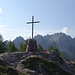 Gipfelkreuz Monte Santo di Lussari, im Hintergrund der Steinerne Jäger
