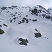 Mitten im Aufstieg, links Rotbergli, Gipfel in Bildmitte in Wolken