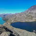 Panorama vom Besseggen Grat: Links der Gjende See der durch das Gletscherwasser grünlich gefärbt ist und rechts der tiefblaue Bessvatnet. Die beiden Seen liegen mehr als 300 Höhenmeter unterschiedlich hoch und werden durch einen nur 8 Meter schmalen Grat getrennt.