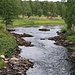Der Bach Jerisjoki fliesst durch die Kleinstadt Muonio.