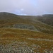 Wärend des Abstiegs über das Geröllfeld zum Liisansatula (682m) gaben die Nebelfetzen auch unsere beiden weiteren Gipfelziele frei. Links ist der Taivaskero / Himmelriiki (809,1m), rechts der Pyhäkero (775m).