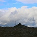 Der massive Steinhaufen und der Gipfelwegweiser auf dem Taivaskero / Himmelsriiki (809,1m).