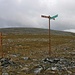 Wegweiser im Taivaskeronsatula (750m). Dahinter wandert André dem flachen Gipfelplateau des Pyhäkero (775m) entgegen.