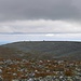 Pyhäkero (775m):<br /><br />Gipfelaussicht zum Laukokero (762m) mit der Wettertstation und den Skiliftmasten.