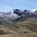 Blick vom Gipfel, nach Süden. Der lange Rücken des Munt Müsella mit P. 2826 vorne, Piz Malat und Piz Utér dahinter.