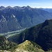 Tiefblick in den Talboden der Riviera (vorne Alpe Stübiell)
