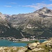 Blick auf Silvaplana und den Julierpass mit Piz Polaschin (l.) und Piz Güglia/Piz Julier.