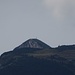 Geigelstein im Zoom, davor der kopflose Roßalpenkopf (gesehen von etwas oberhalb der Kampenwand-Bergstation)