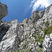 Die Felsen weisen feine Spuren vergangener Begehungen auf. Zudem hilft ab und zu ein Steinmännchen bei der Orientierung auf dem Weg zum Gipfel.