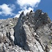 ... auf die Westseite des Südgrates wechselt. Die Qualität des Gesteins ist namensgebend für den ganzen Berg.