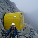 Die gelbe Biwakschachtel am Gipfel des Badile, genannt nach dem Sponsor "Bivacco Alfredo Redaelli"
