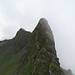Zwischendurch ist der Bützistock für kurze Zeit zu sehen, bevor er wieder im Nebel verschwindet. Der Aufstieg führt zunächst zum tiefsten Punkt zwischen Rottor und Bützistock und folgt dann dem sichtbaren Grat bis auf den Gipfel.