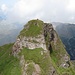 Sofern nicht gerade eine Nebelschwade die Sicht behindert, hat man vom Bützistock einen guten Einblick in die Route vom Gipfelkopf des Rottors auf den Verbindungsgrat. Die Route führt ziemlich genau durch die Bildmitte.