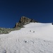 Nach dem Eisfeld führt der kurze Grat zum Gipfel