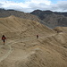 La discesa a Chhusang (10° giorno di trek), passando su  dune in uno scenario quasi "da deserto"