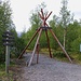 Die oft fotografierten, zeltstangenartigen Holzpfähle in Nikkaluokta sind der offizielle Ausgangspunkt zur Hütte und zum Kebnekaise. Bis zur Kebnekaise Fjällstation sind 19km zu gehen. Die Höhendifferenz beträgt allerdings nur läpische 200m.