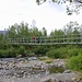 Etwa eine halbe Stunde nach dem Start in Nikkoluoakta überquert man einen Nebenbach des Láddjujohka / Ladtjojåkka über eine Stahlbrücke.