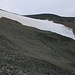 Sobald der Bergweg auf etwa 1250m etwas flacher wird, erkennt man den steilen, aber kleinen „Kebnetjåkka glaciären“. Man hält sich aber nicht in Richtung Gletscher, sondern folgt den Steinmännchen un Markierungen über den breiten Rücken.