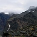 Eine prächte Berglandschaft begleitete mich wärend ich über den breiten  Gröllrücken entlang des Kebnetjåkka glaciären hochwanderte. Gegenüber stand der abweisende Tolpagorni / Duolbagorni (1662m) und im Hintergrund der im Gipfelbereich etwas durch Wolken verdeckte Siŋŋičohkka (1704m).