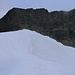 Eine Firnrampe leitet vom Björlings glaciär direkt zum Einstieg in die Felswand hinauf. Der Firn war fest gefroren und mit Steigeisen bequem begehbar.