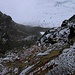 Tiefblick über die Klettersteigroute hinunter zum über hundert Meter tiefer liegenden Björlings glaciär.