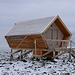 Seit dem Frühjahr 2017 steht am Rande des Gipfeleisfeldes vom die neue Notfallhütte. Die „Kebnekaise Säkerhetsstuga“ auf 2040m ist Schwedens höchstgelegene Hütte.