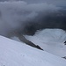 Kebnekaise / Giebmegáisi - Sydtoppen (2096,5m):<br /><br />Tiefblick vom Gipfel auf den Storglaciären. Links ist der zur Zeit um 3dm höhere Nordgipfel.