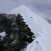 Rückblick vom tiefsten Grateinschnitt zum Kebnekaise Sydtoppen (2096,5m). Nach dem ebefals spannenden Felsdurchstieg vom Gletscher ist dies der schönste Teil der sonst eher unspektakulären Gipfelbesteigung.