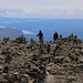 Unzählige Steinmännchen stehen beim Wanderweg auf dem Gipfelplateau des Vierranvárri / Vierramvare (1711m).