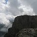 Gipfel: 3 Meter geradeaus und dann 4 Meter links über steilen, schuttigen Fels ausgesetzt hinunter zum ersten Abseiler