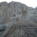 Nach dem brüchigen Grat nähert man sich der Gipfelwand. Anfangs in einfachem Gelände bis zu einem Haken bereits etwa 50 Höhenmeter ab Wandfuss (Foto: M. Dettling)