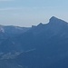Leider im Dunst: links der Mont Aiguille (2087 m, Erstbesteigung im Jahre 1492).