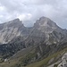 Am Gipfel, Blick zum landschaftlichen Höhepunkt der Tour, die "Mâchoires du Dévoluy": Tête de Garnesier (2367 m) und Roc de Garnesier (2383 m). Dazwischen liegt der Col de Corps (2105 m).