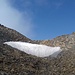 Kurz vor dem Gipfel. Der letzte Schneerest auf dem Berg liegt in einer schattigen Mulde.