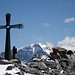 Gipfelkreuz Gross Schärhorn im Hintergrund dr Tödi