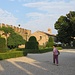 I giardini all'italiana. Sulle mura del lato meridionale si arrampica un glicine secolare.