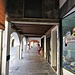 Portici di via Cavour con edifici nobiliari fra il Duomo e Piazza Maggiore.