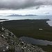 Blick über den Loch an Fhirbhallaich zu den Small Isles (von links nach rechts) Eigg, Rum und Canna