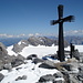 Zusammenfassung: Gipfelkreuz Gross Schärhorn und im Hintergrund der am Morgen bestiegene Clariden