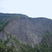 oben, auf der Höhe der Bisse, erkennen wir auf der gegenüberliegenden Talseite den in den Felsen gelegten Verlauf (mit Begehungsmöglichkeit) der Bisse de Sillonin